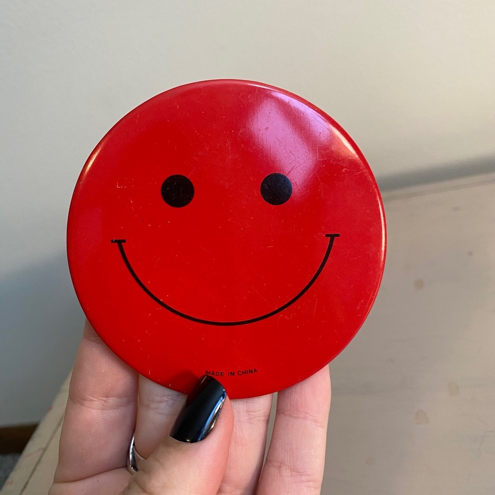 $5 Bundled ๐ Big retro vintage smiley face pin - Picture 4 of 4